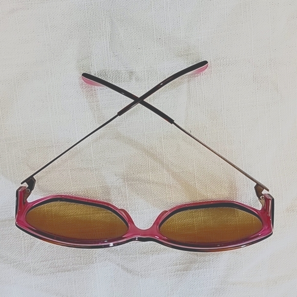 SALT Polarized Carly Sunglasses with Pink Detail and Original Box - Picture 3 of 8